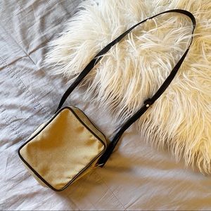 Box shaped crossbody bag with zipper (adjustable)